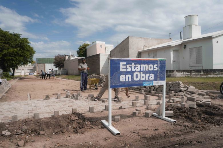 Plan de pavimentación: Llamosas recorrió las obras del Barrio Industrial