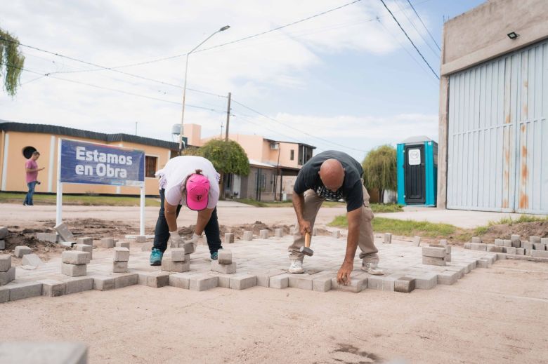 Plan de pavimentación: Llamosas recorrió las obras del Barrio Industrial