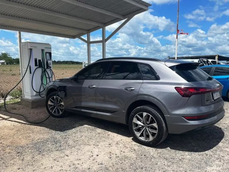 Es de Alejandro Roca, tiene un auto eléctrico e instaló un cargador en Colón para viajar a Buenos Aires 