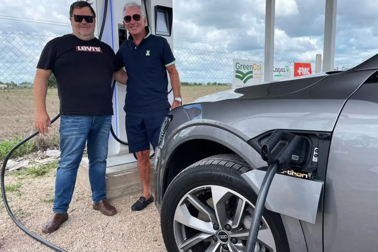 Es de Alejandro Roca, tiene un auto eléctrico e instaló un cargador en Colón para viajar a Buenos Aires 