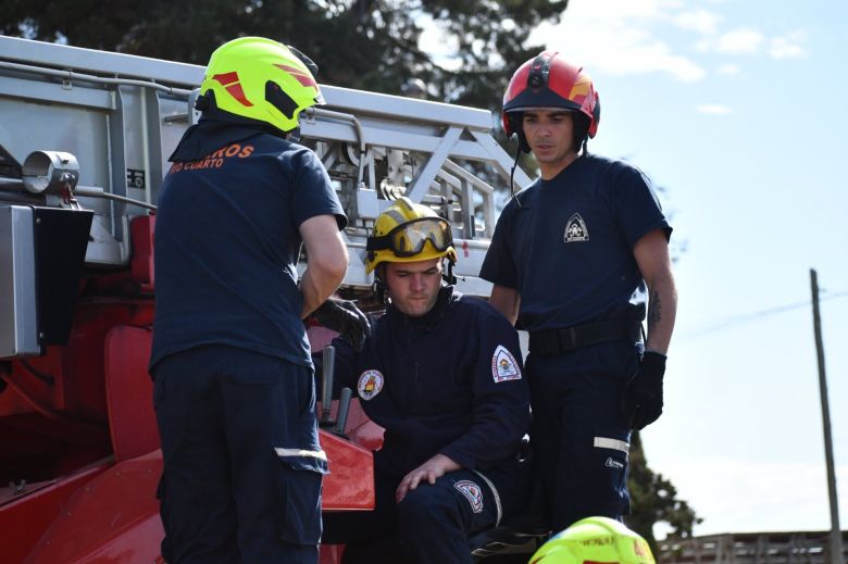 Cuatro dotaciones de bomberos sofocaron un incendio de una vivienda en barrio Alberdi