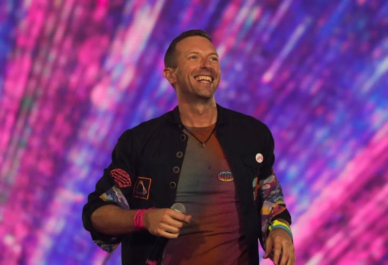 Chris Martin cumple 46 años: el beso con Dua Lipa que puso en riesgo su romance con Dakota Johnson