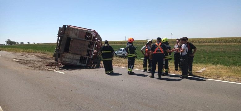 Tres heridos en choque de camión y auto en ruta 35