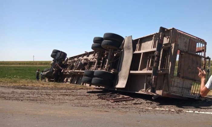 Tres heridos en choque de camión y auto en ruta 35