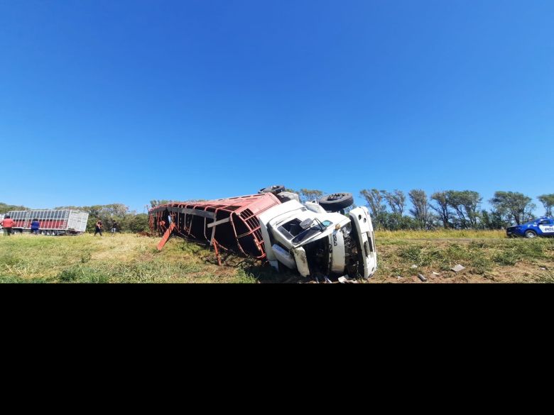 Tres heridos en choque de camión y auto en ruta 35