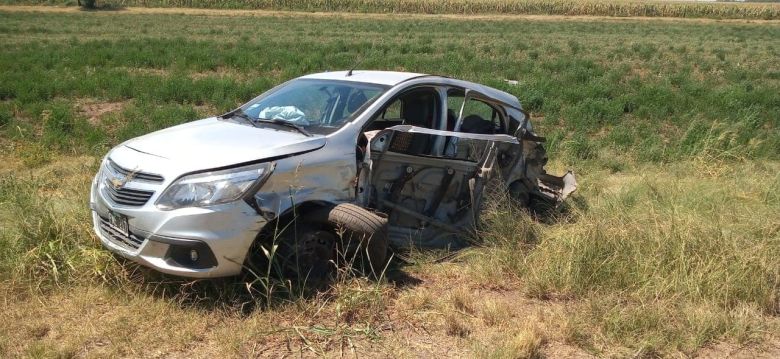 Tres heridos en choque de camión y auto en ruta 35