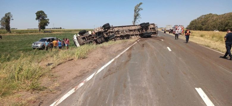 Tres heridos en choque de camión y auto en ruta 35