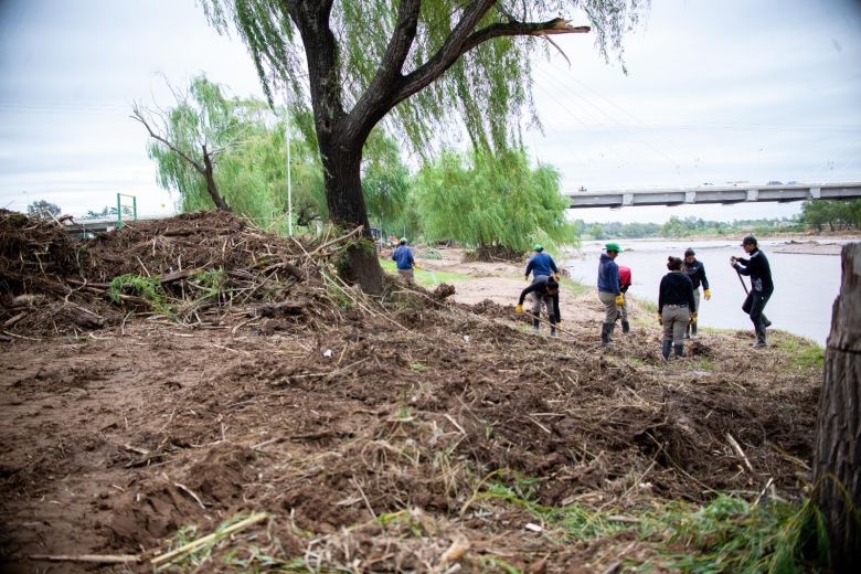 Continúan los trabajos de limpieza en las costas del río