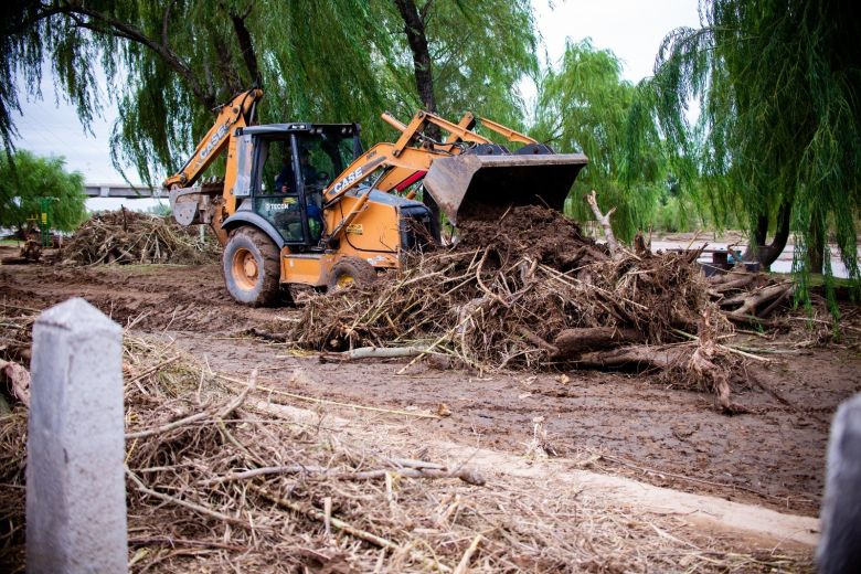 Continúan los trabajos de limpieza en las costas del río