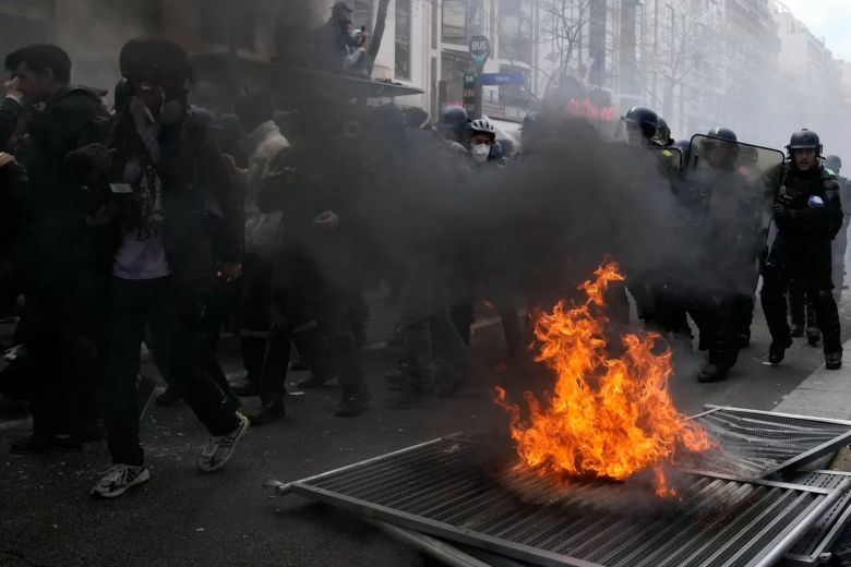 Francia: tensión y disturbios en una nueva protesta contra la reforma previsional que paraliza París