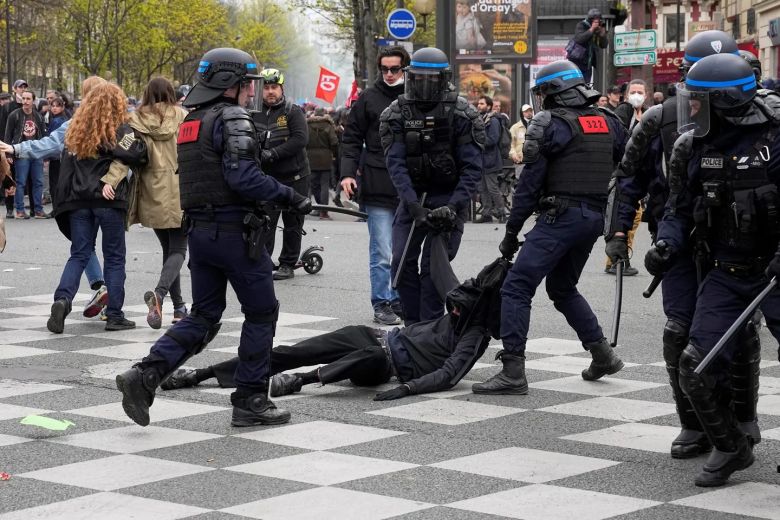 Francia: tensión y disturbios en una nueva protesta contra la reforma previsional que paraliza París