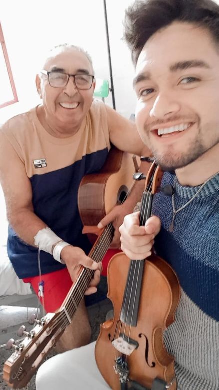 Su abuelo estaba internado y él lo visitó con su violín para cantar chacareras juntos