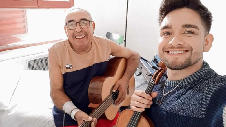 Su abuelo estaba internado y él lo visitó con su violín para cantar chacareras juntos