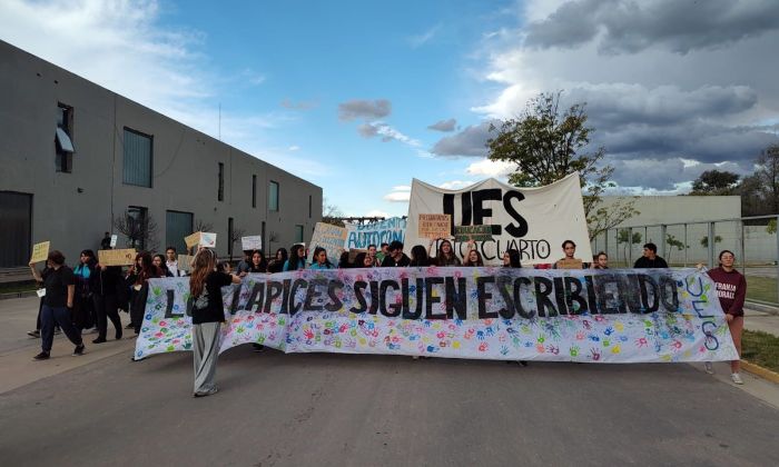 Reclamo docente: estudiantes secundarios se manifestaron frente al Centro Cívico