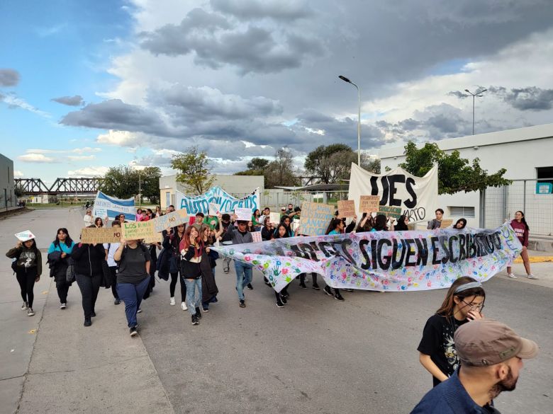 Reclamo docente: estudiantes secundarios se manifestaron frente al Centro Cívico