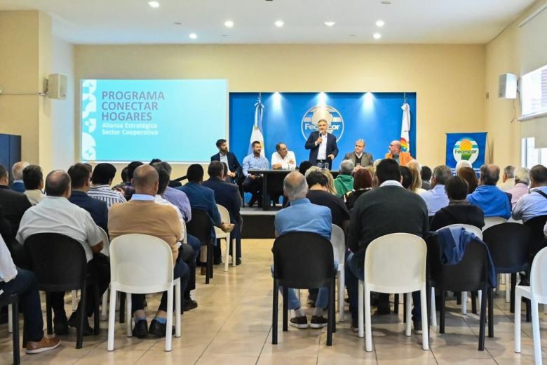 Martín Llaryora encabezó una jornada de trabajo con cooperativas y mutuales de la provincia