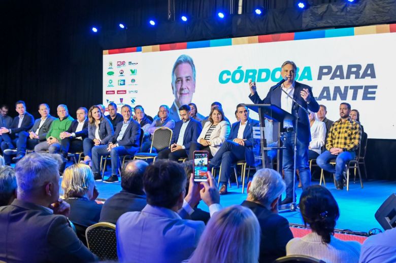 Junto a Schiaretti y referentes de distintos partidos, Llaryora presentó "Hacemos Juntos Por Córdoba"