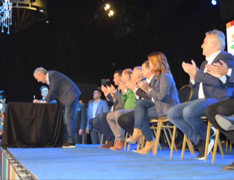 Junto a Schiaretti y referentes de distintos partidos, Llaryora presentó "Hacemos Juntos Por Córdoba"