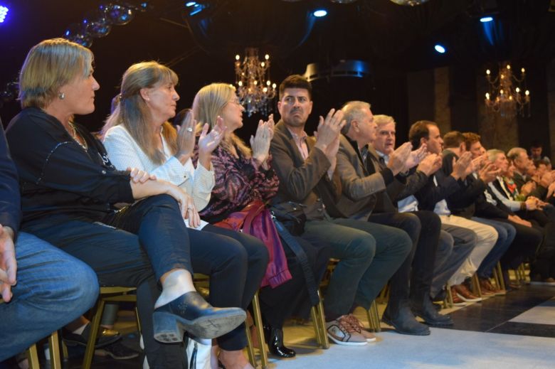 Junto a Schiaretti y referentes de distintos partidos, Llaryora presentó "Hacemos Juntos Por Córdoba"