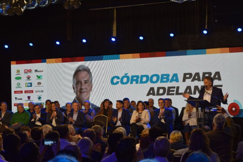 Junto a Schiaretti y referentes de distintos partidos, Llaryora presentó "Hacemos Juntos Por Córdoba"