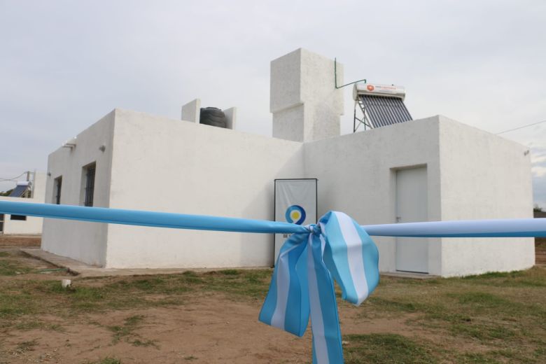 Schiaretti entregó 10 viviendas e inauguró un polideportivo social en Sampacho