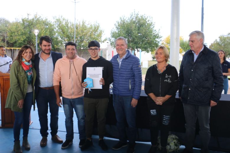 Schiaretti entregó 10 viviendas e inauguró un polideportivo social en Sampacho