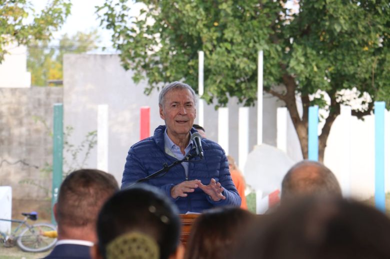 Schiaretti entregó 10 viviendas e inauguró un polideportivo social en Sampacho