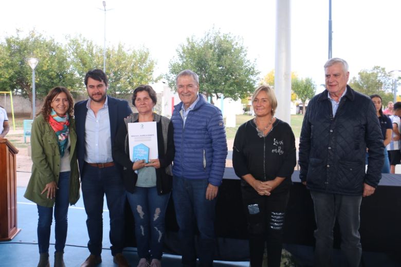 Schiaretti entregó 10 viviendas e inauguró un polideportivo social en Sampacho