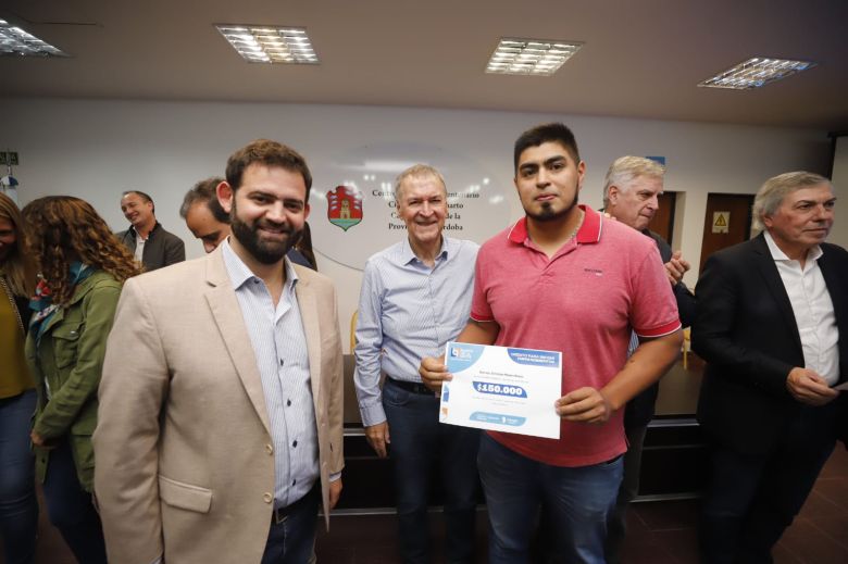 Schiaretti entregó 10 viviendas e inauguró un polideportivo social en Sampacho