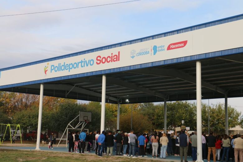 Schiaretti entregó 10 viviendas e inauguró un polideportivo social en Sampacho