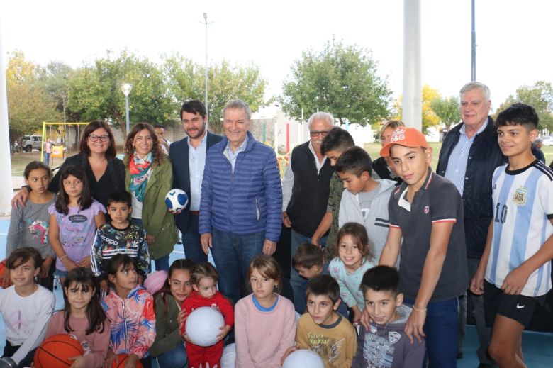 Schiaretti entregó 10 viviendas e inauguró un polideportivo social en Sampacho