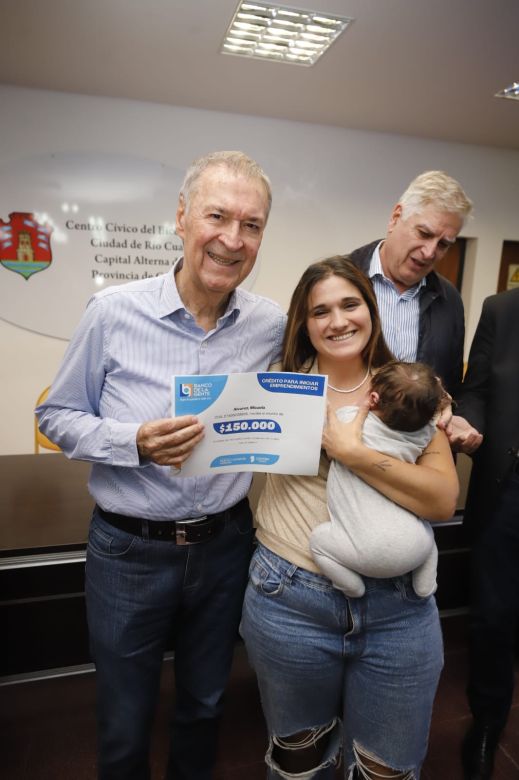 Schiaretti entregó 10 viviendas e inauguró un polideportivo social en Sampacho