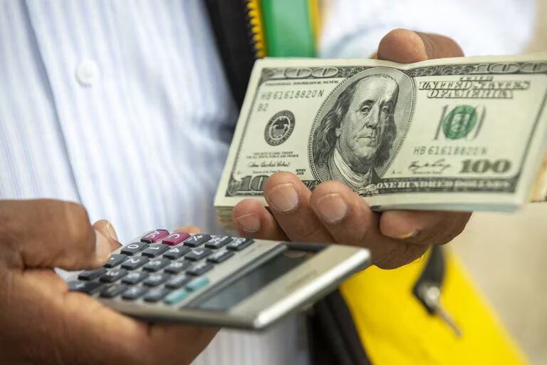 El dólar blue sigue imparable: salta $35 y se vende a $497