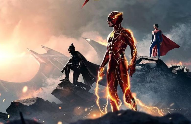 The Flash supera la velocidad de la luz en un alucinante tráiler con Batman y Supergirl