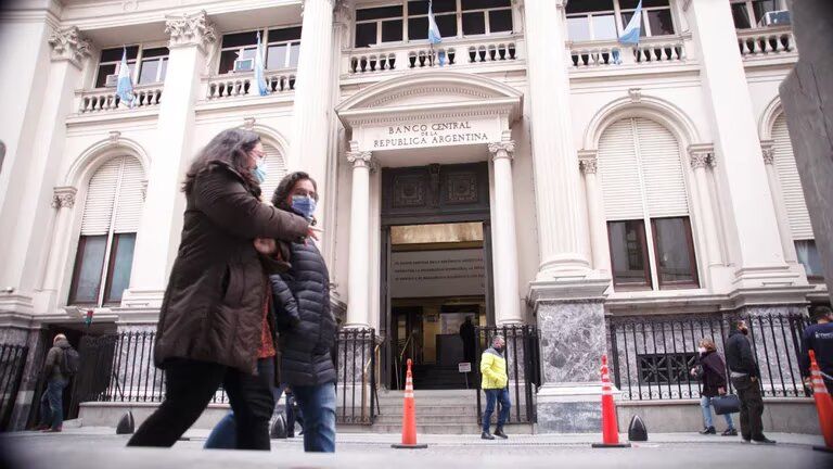 El Banco Central subiría la tasa de plazos fijos al 91% para intentar calmar al dólar