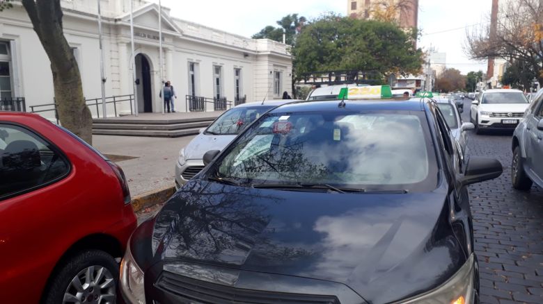 Remiseros solicitan poder estacionar en las paradas