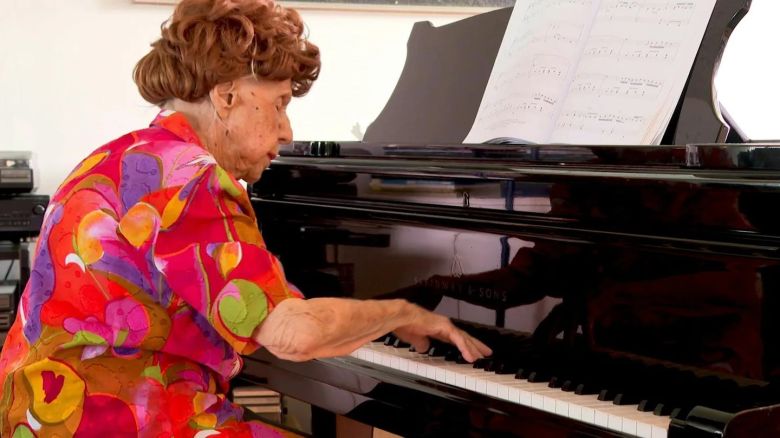 Tiene 108 años y toca el piano cuatro horas por día