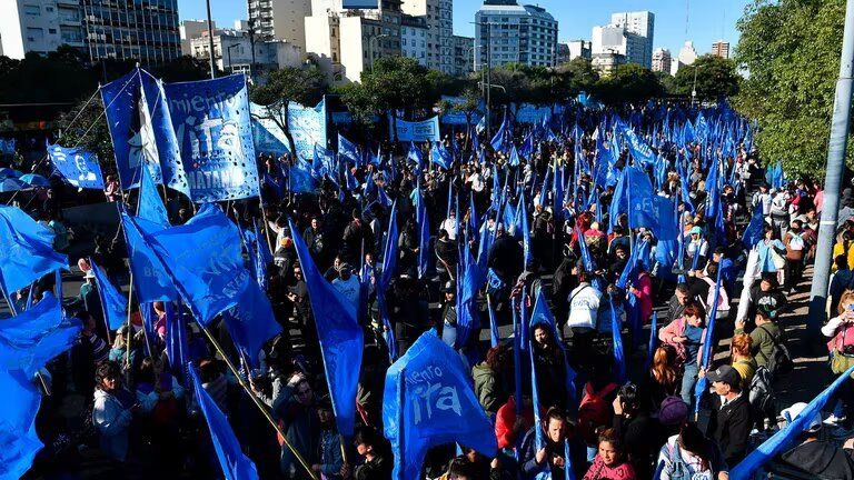 Piqueteros se movilizan al Ministerio de Desarrollo en Capital Federal