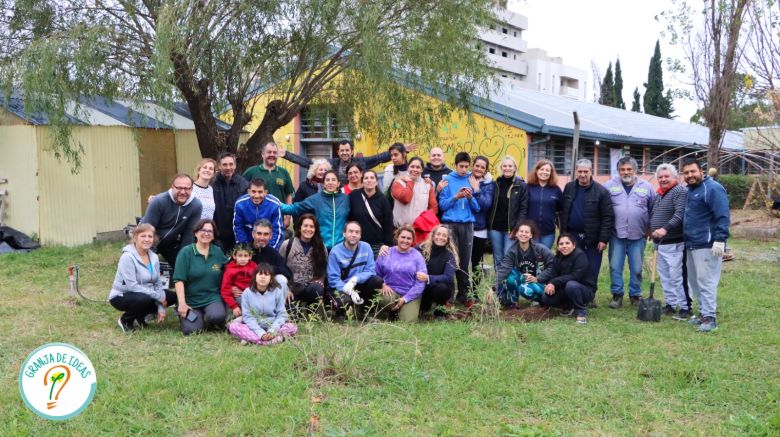 Destacada demostración de voluntariado para acondicionar el predio del colegio Luciérnagas