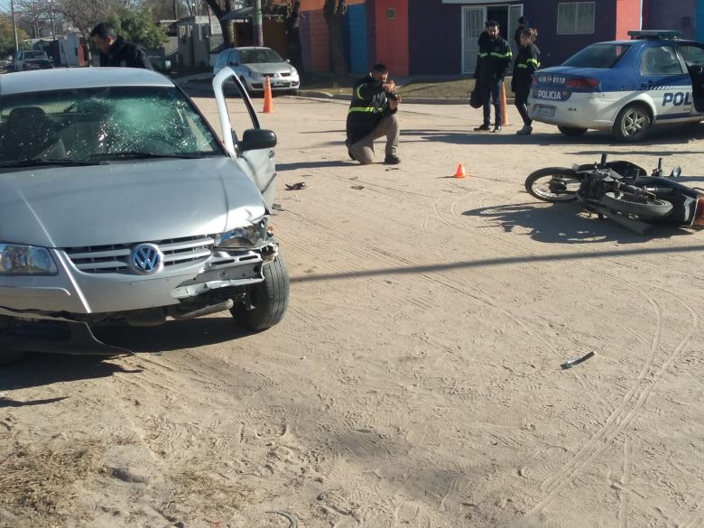 Una mujer fue hospitalizada tras colisionar contra un auto 