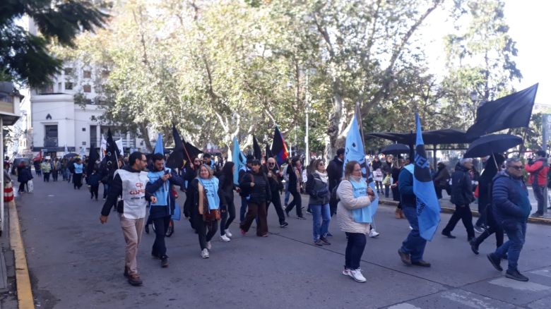 Organizaciones sociales repudian a Gerardo Morales en plaza Roca