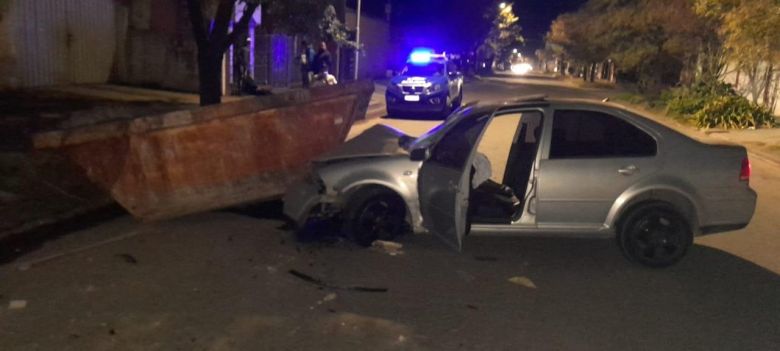 Un automóvil colisionó contra un contenedor