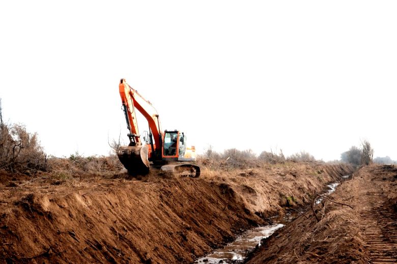 EMOS trabaja en la re-funcionalización del canal de Santa Flora