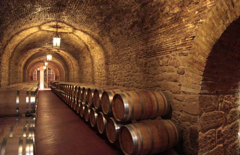 Cumple 83 años una bodega de La Rioja que transformó el vino en obras para su comunidad