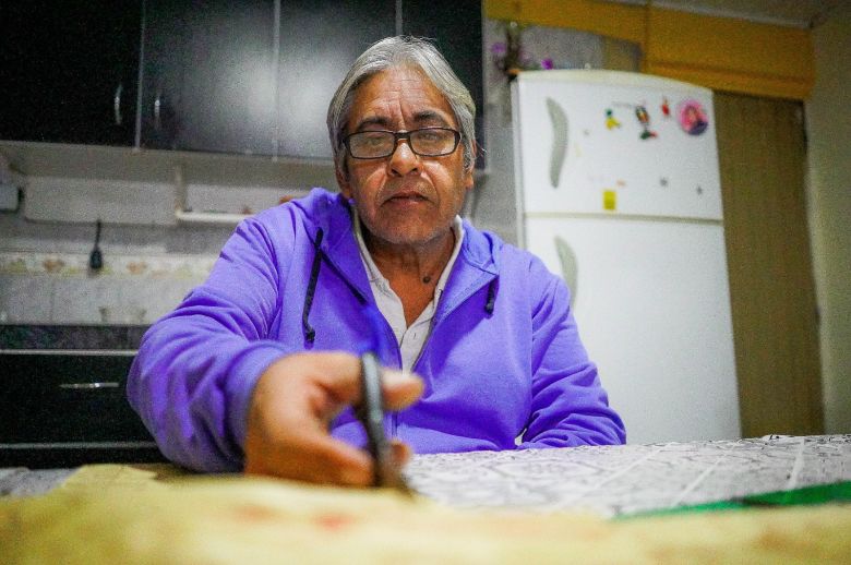 Hicieron sandalias para su hija y hoy calzan a niños de todo el mundo