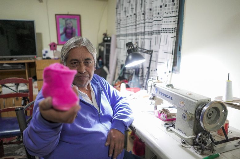 Hicieron sandalias para su hija y hoy calzan a niños de todo el mundo