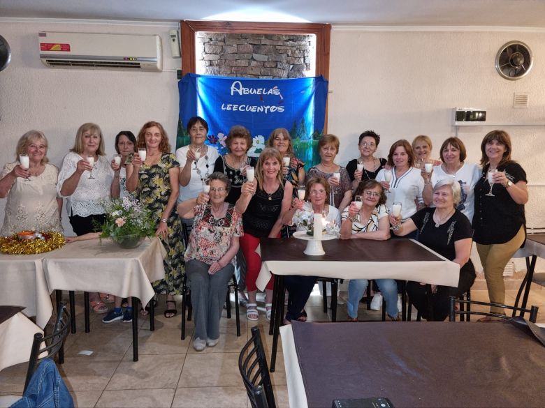 “Abuelas lee cuentos”: mujeres que narran historias a los niños de Alcira Gigena 