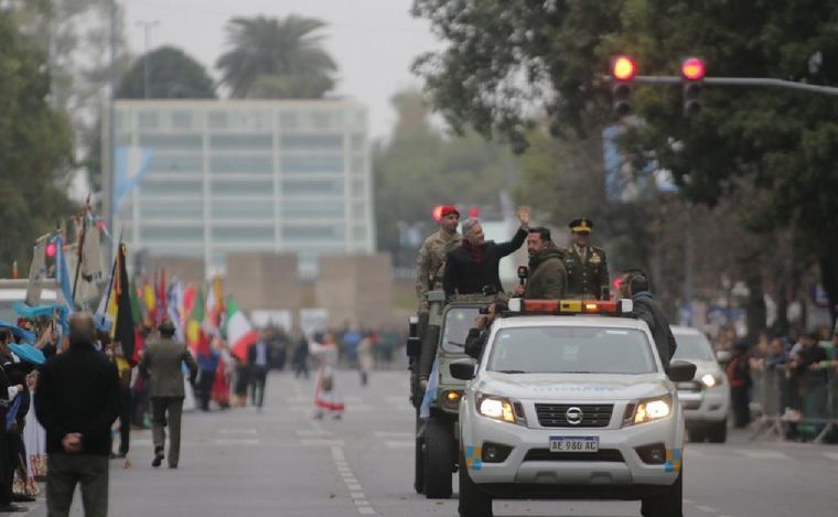 Con un colorido desfile cívico y militar, Córdoba celebra sus 450 años