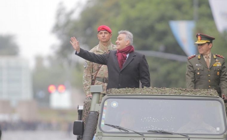 Con un colorido desfile cívico y militar, Córdoba celebra sus 450 años