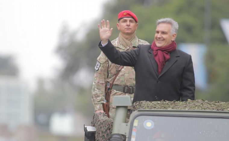 Con un colorido desfile cívico y militar, Córdoba celebra sus 450 años